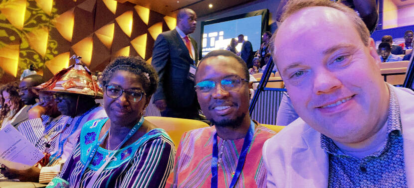 Coördinator NL-EITI met internationale collega's tijdens congres in Dakar