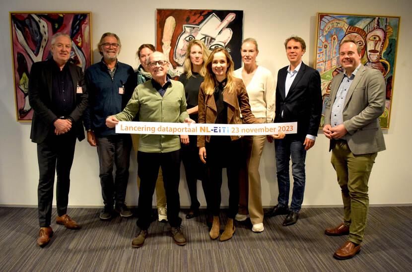 Groep mensen met banner. Bannertekst: lancering dataportaal NL-EITI 23 november 2023